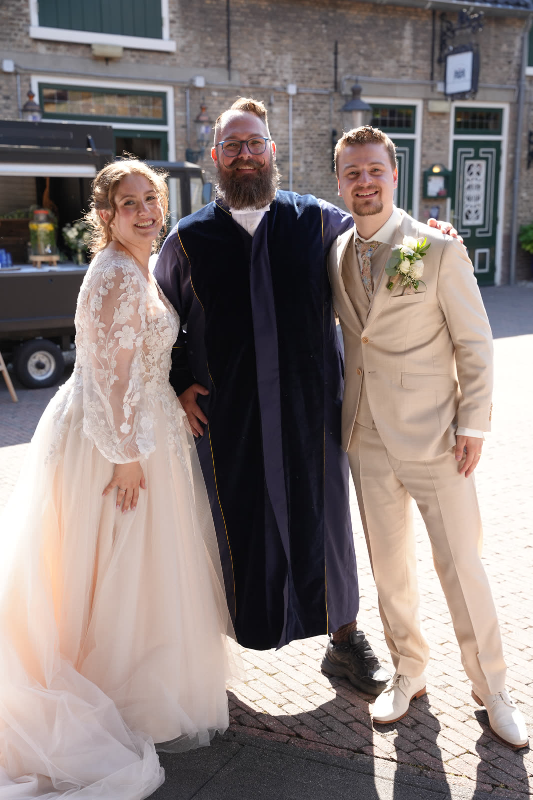 Groepsfoto van Jorg met het bruidspaar op het landgoed