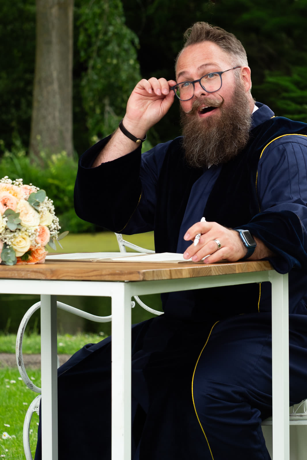 Jorg zet verrast zijn bril op tijdens de ceremonie