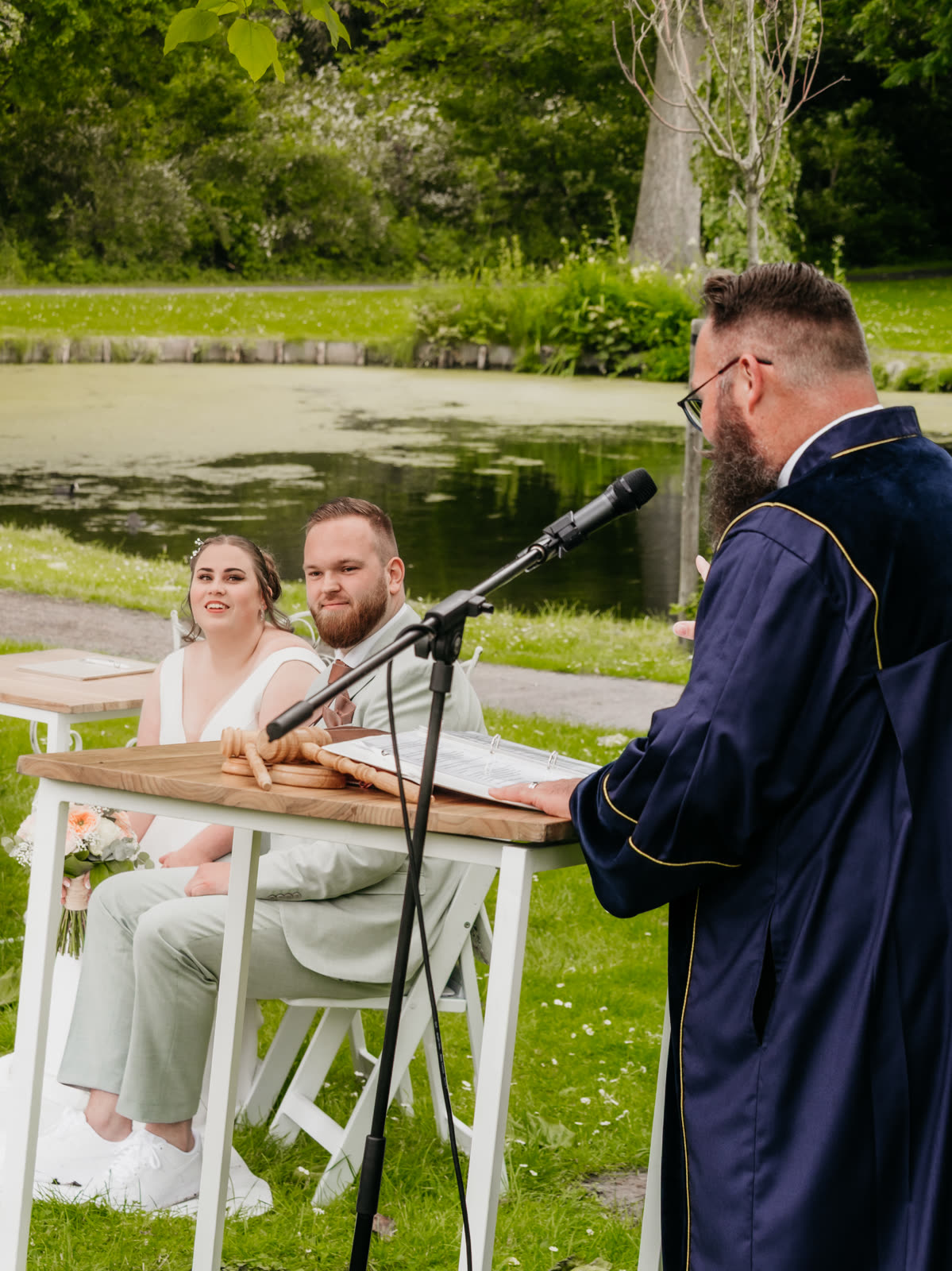 Ceremonie aan de vijver met het bruidspaar en Jorg