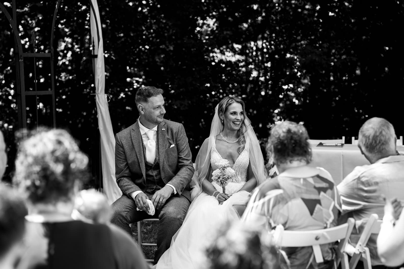 Zwart-witfoto van het bruidspaar tijdens de ceremonie
